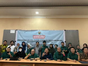 Peserta Workshop Penyusunan Visi, Misi, Tujuan, dan Strategi Unggulan (VMTSU) serta Rencana Strategis Program Studi Magister Kesehatan Lingkungan FKM Unhas Periode 2025–2029 berfoto bersama usai forum konsolidasi akademik di Aula Pusat Studi Lingkungan Hidup (PSLH) Unhas, Selasa (24/2/2026), sebagai penegasan komitmen kolektif memperkuat tata kelola, kurikulum, dan roadmap riset menuju transformasi kesehatan lingkungan yang berkelanjutan.